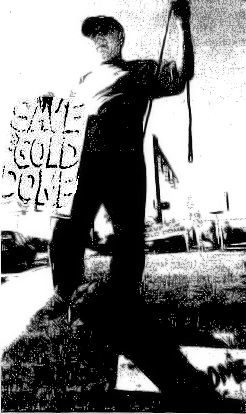 golddome_2001_07_24_protester-6722682