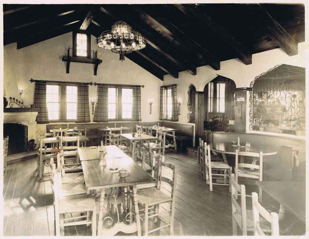 (DOLORES.2010.01.17) - Dolores restaurant interior with chandelier
