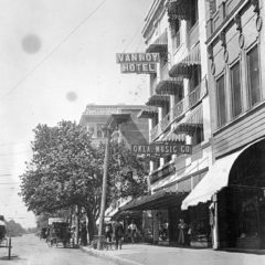 (CHS.2011.01.43) - East Side of 400 Block of N Broadway, c. 1910