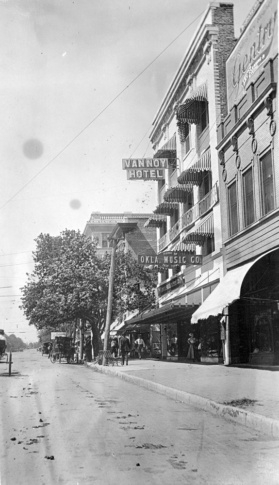 (CHS.2011.01.43) - East Side of 400 Block of N Broadway, c. 1910