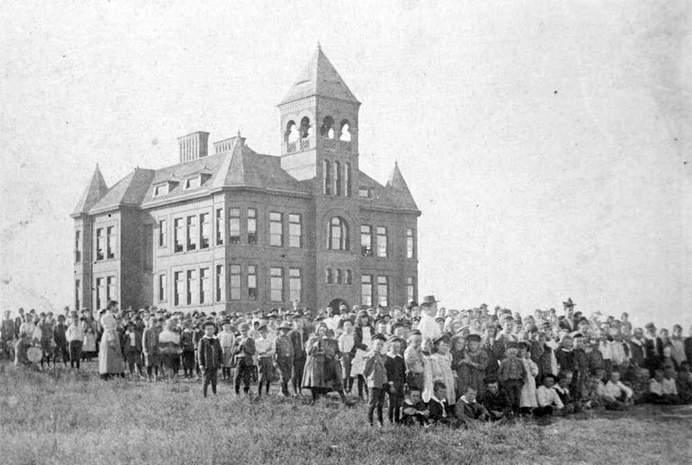 (CHS.2011.01.44) - Emerson School, 715 N Walker, c. 1900