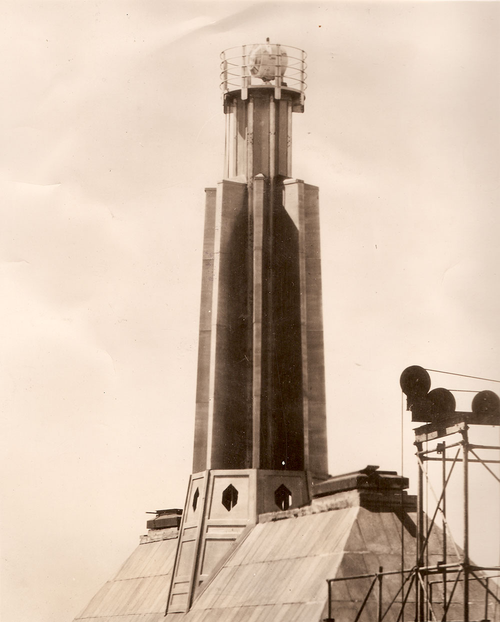 (FNB.2010.3.16) - Aviation Beacon atop First National Building, late 1931