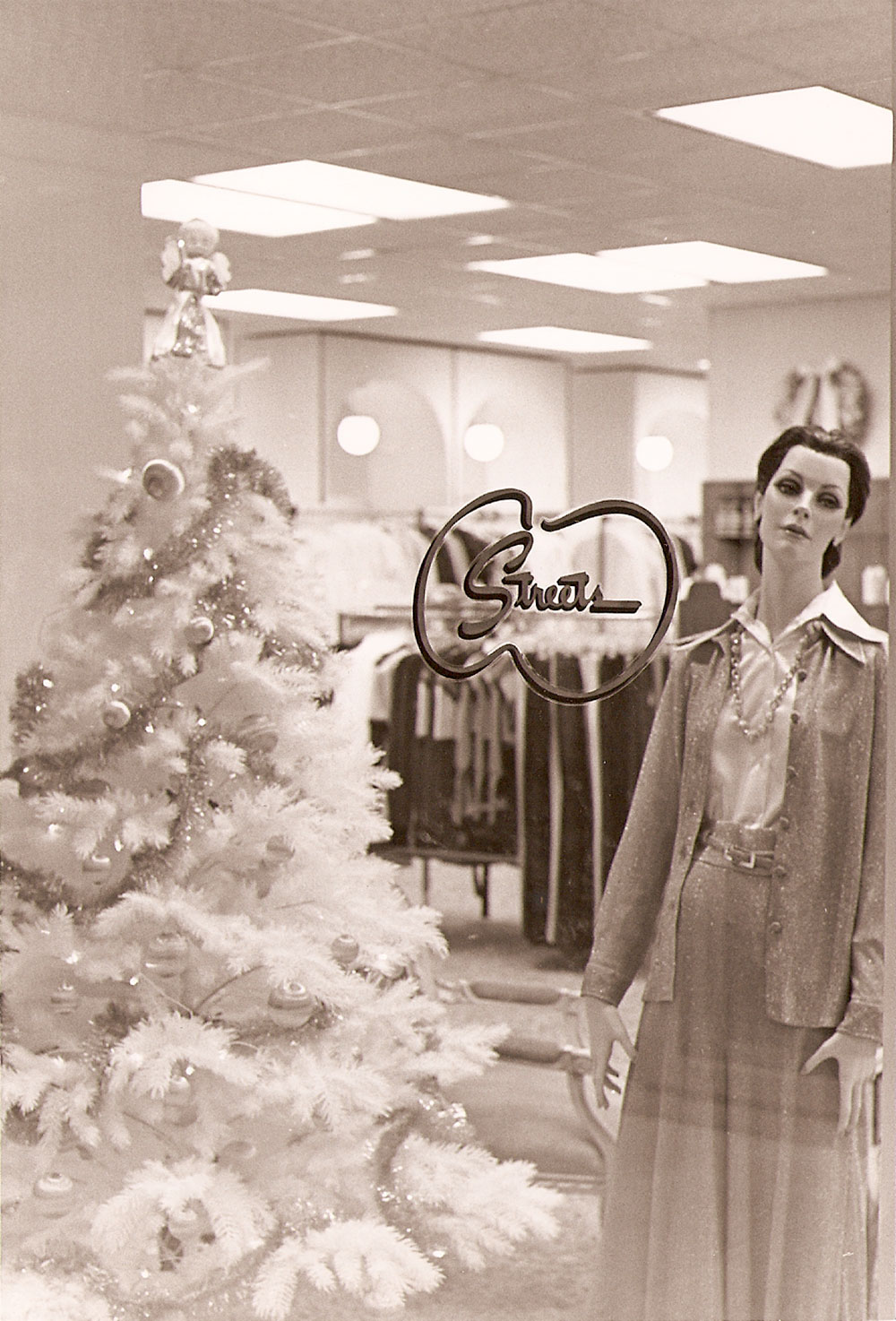 (FNB.2010.15.02) - Christmas Display, Streets Department Store, First National Center, 120 Park Ave, c. 1972
