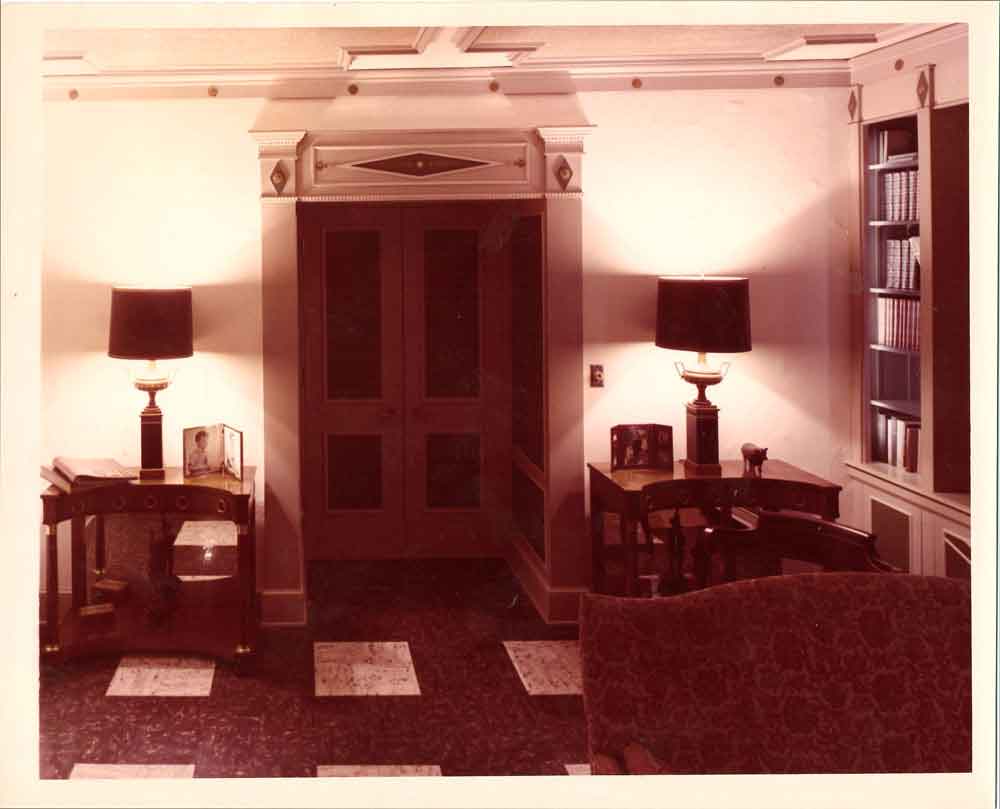 (HTC.2010.2.07) - Reception Area, Hightower Building, 105 N Hudson, c. 1950s