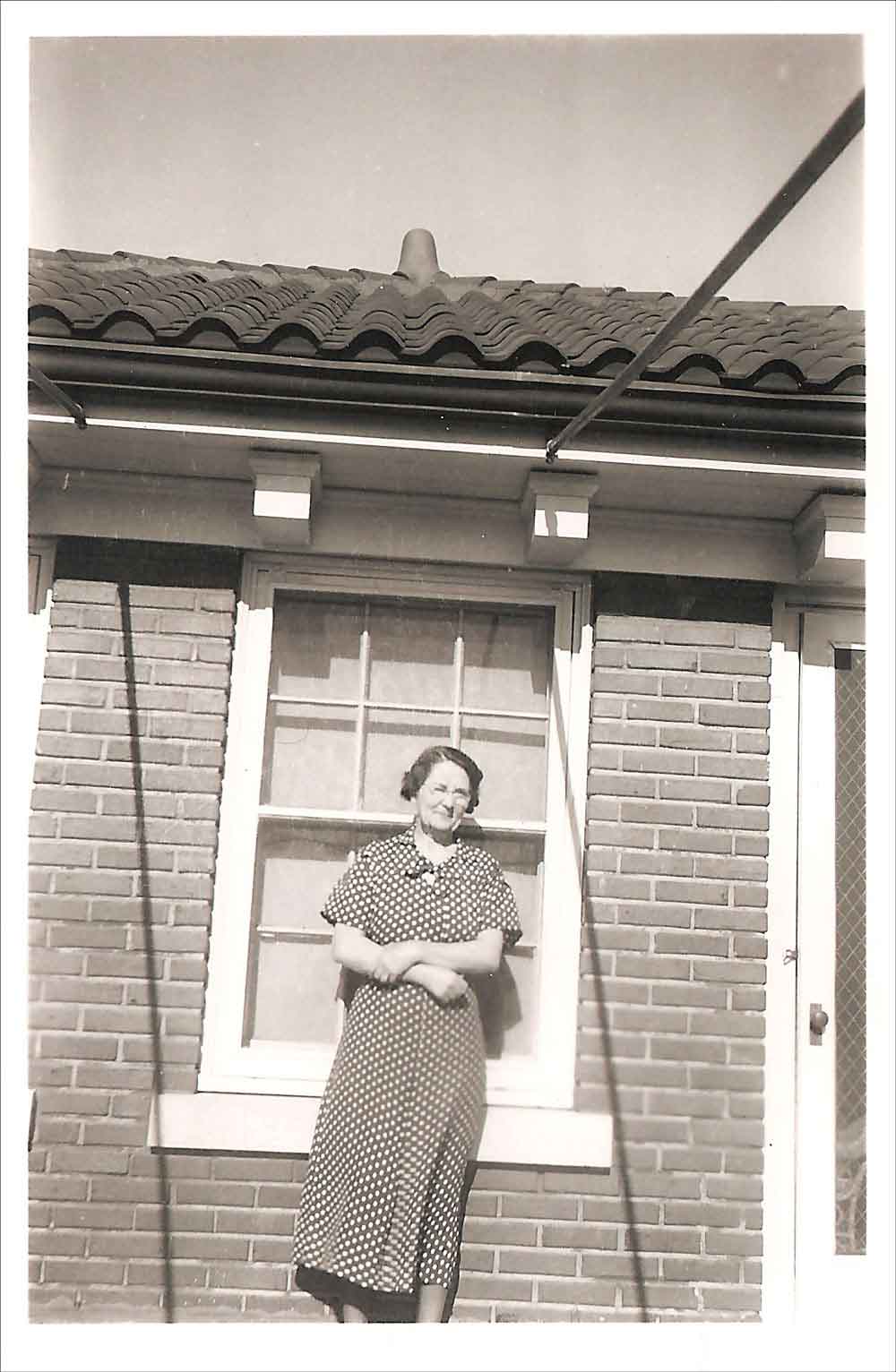 (HTC.2010.8.18) - Woman (possibly Alda Johnson) at Wilbur Edward Hightower Home, 810 NW 15