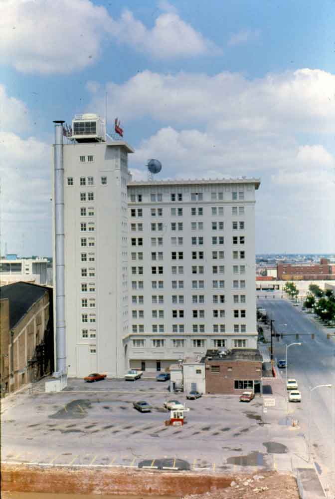 (KMC.2011.1.18) - Colcord Building, 1 N Robinson, View E on Sheridan, c.1975