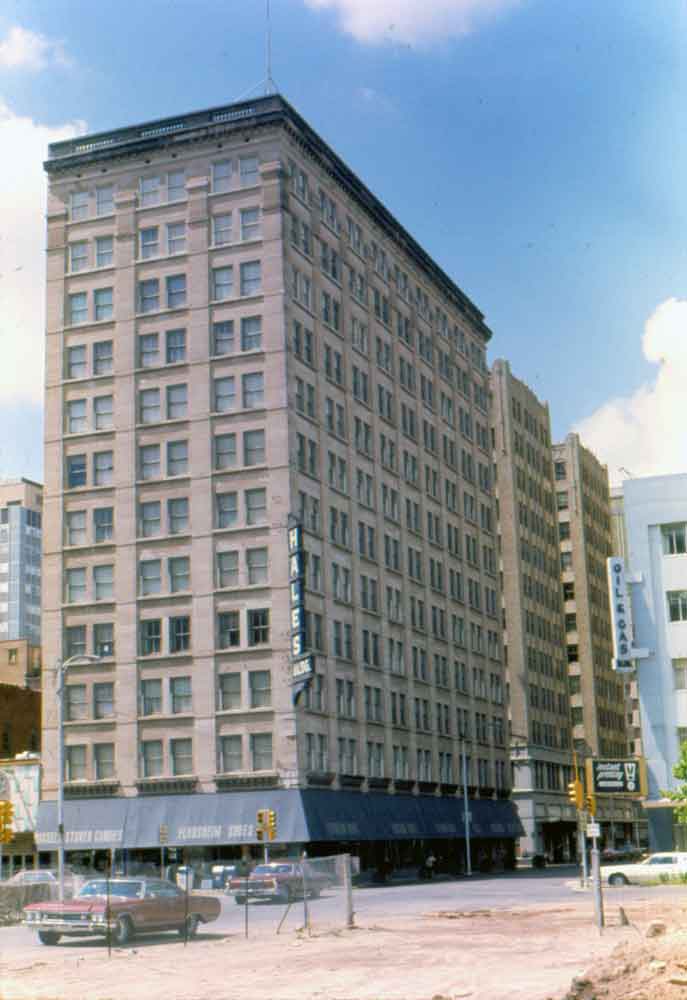 (KMC.2011.1.31) - Hales Building, 201 W Main, View N on Robinson, c.1975