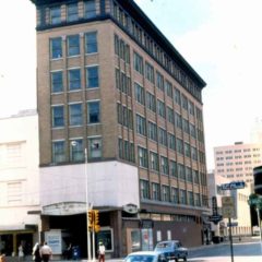 (KMC.2011.1.34) - Majestic Building Abandoned, 301 W Main, View N on Harvey Across Main, c.1975