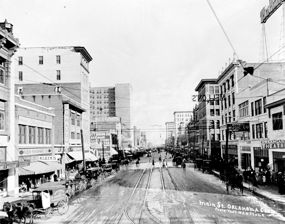 (CHS.2011.01.74) - View E on Main from Hudson, c. 1910s