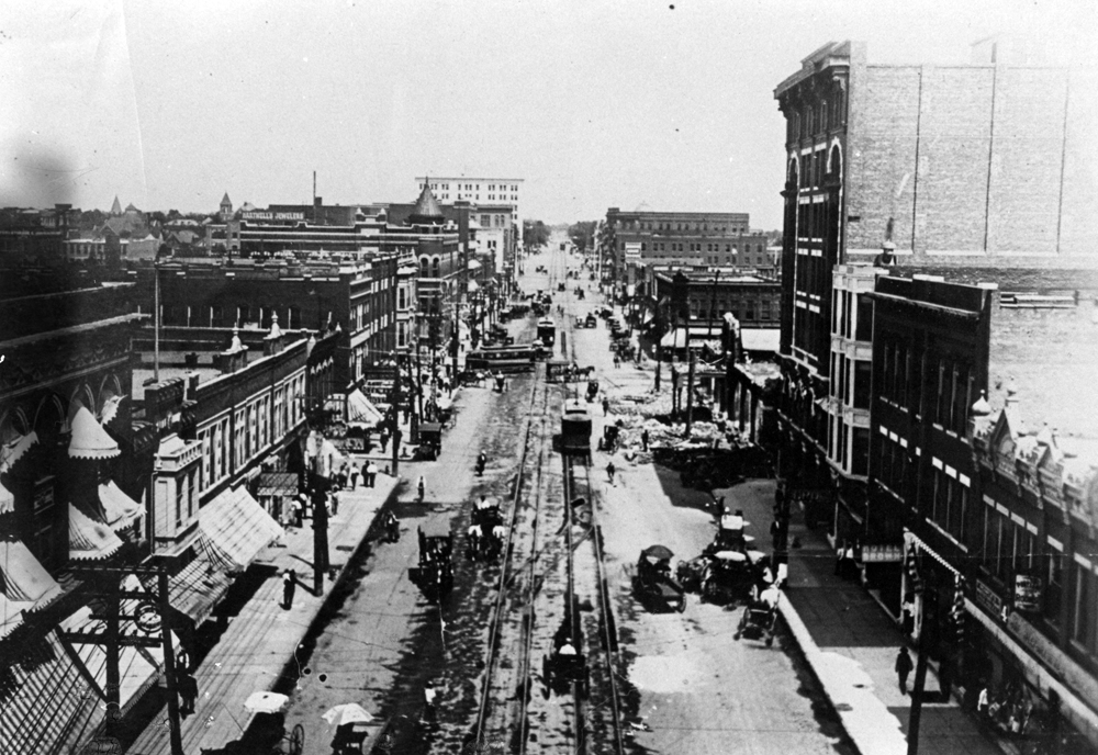 (CHS.2011.01.77) - View N on Broadway from Grand, c. 1909