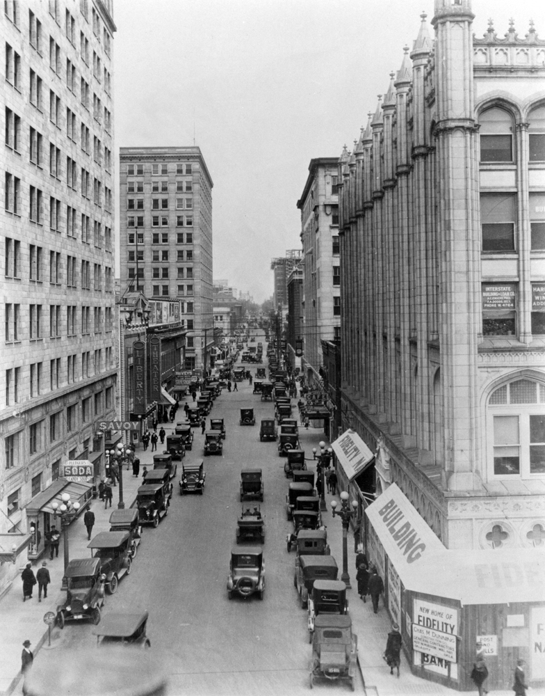 (CHS.2011.01.81) - View N on Robinson from Grand, c. 1920s