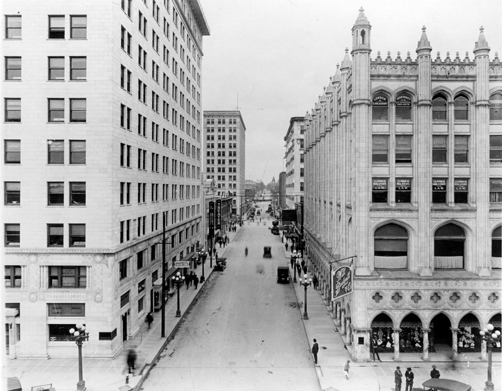 (CHS.2011.01.83) - View North on Robinson from Grand, c. 1920s