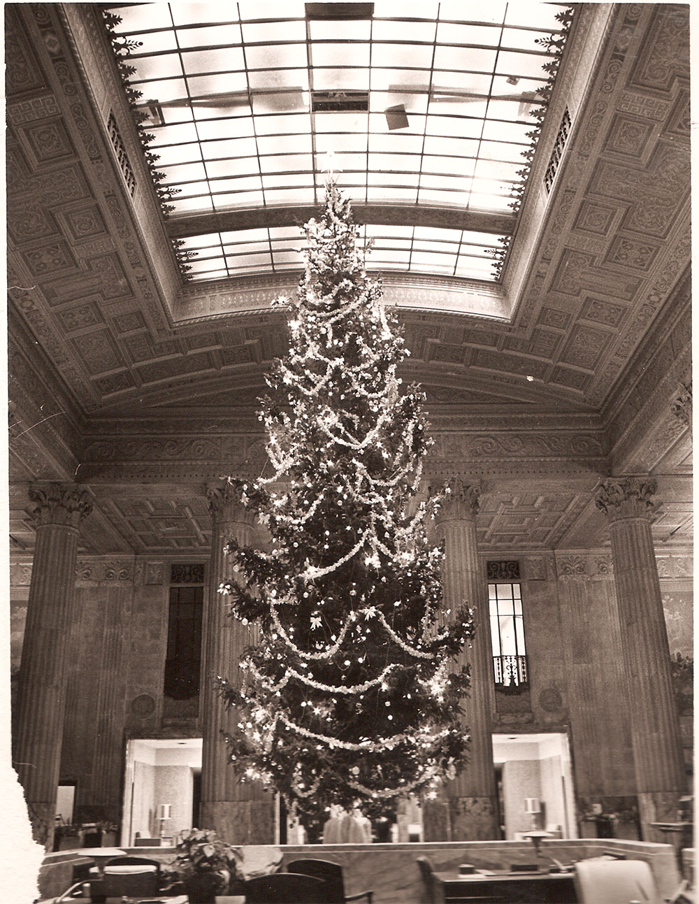 (FNB.2010.2.04) - Christmas Tree in the Great Banking Hall, First National Center, c. 1974