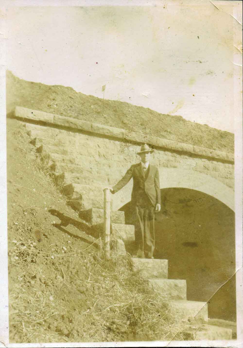 (RAC.2010.02.04) - Alvy Kline Near Viaduct (possibly streetcar overpass in Belle Isle area), c. 1910s