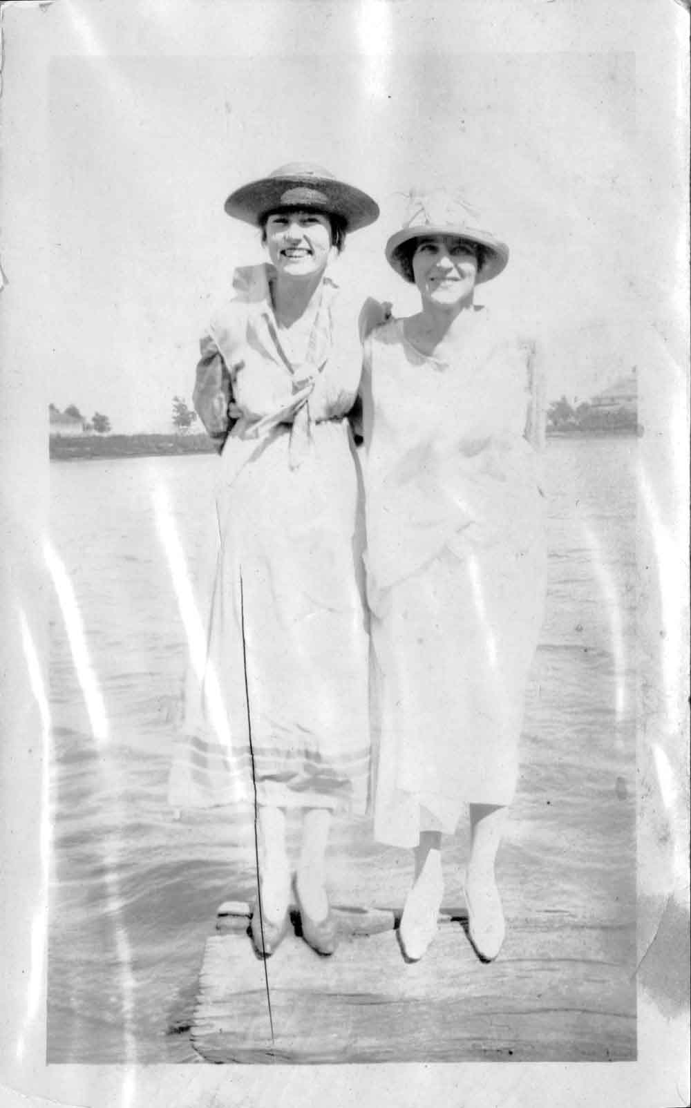 (RAC.2010.02.11) - Women (possibly Madeline Kline at right), c. 1910s
