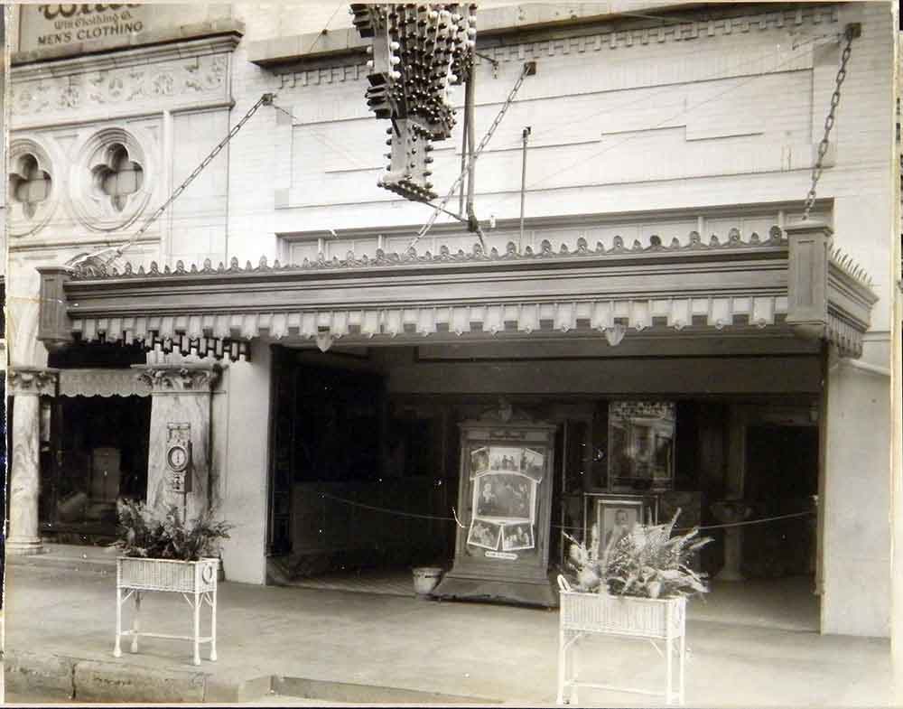 (BLVD.2010.1.19) - Rialto Theatre, 131 West Grand, c. 1921